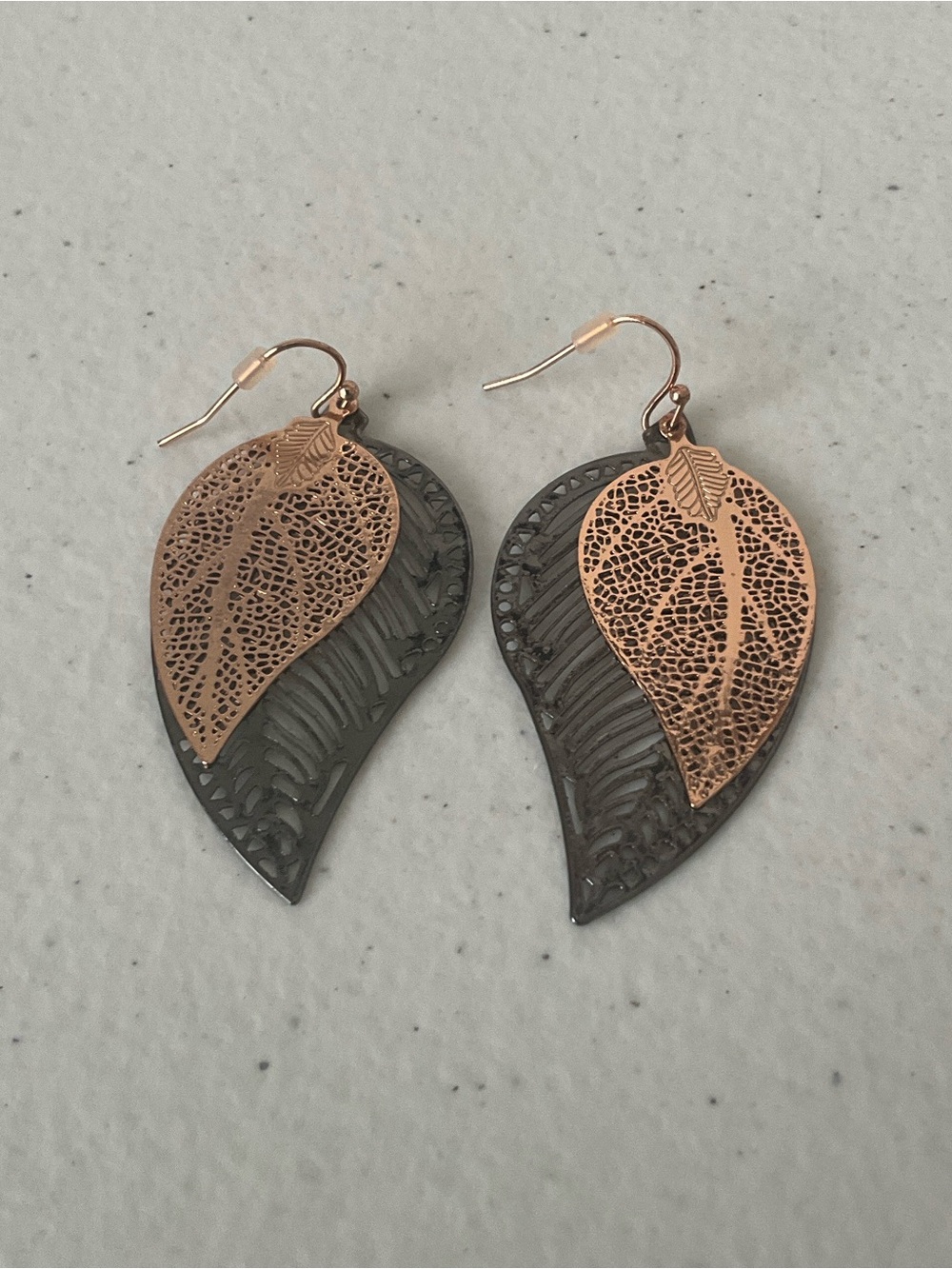 🌺$4.00 must bundle 🌺Filigree Leaf Dangle Earrings in Rose Gold Tone